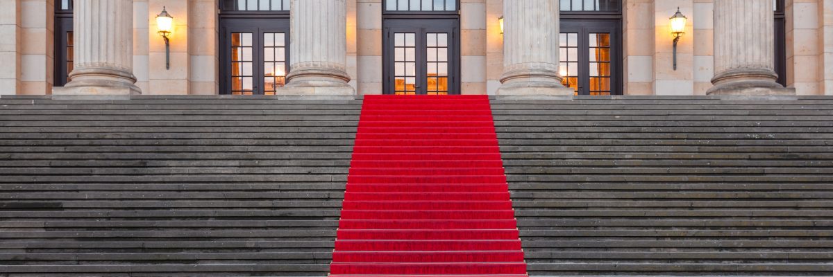 punainen matto portailla